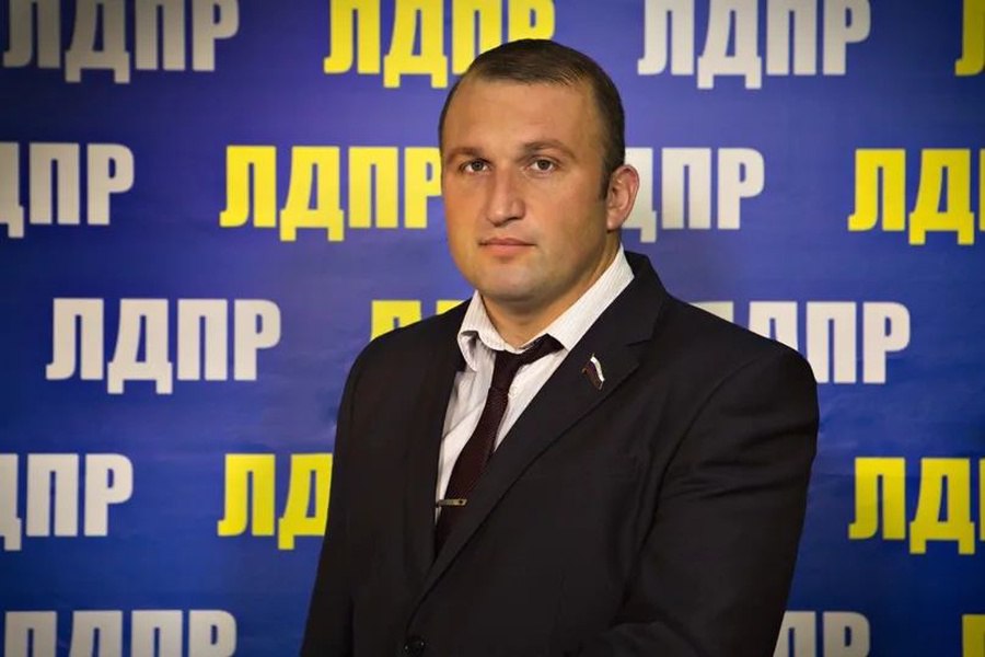Кандидатом от ЛДПР на выборах губернатора Курской области станет координатор реготделения Алексей Томанов В ходе конференции курского обкома ЛДПР его выдвинули однопартийцы. В прошлом году Алексей Томанов уже принимал участие в выборах губернатора и получил 11,81% голосов избирателей. Победителем тогда стал уже экс-глава региона Алексей Смирнов. Он покинул пост губернатора Курской области в декабре прошлого года. Впоследствии он со своим бывшим первым заместителем Алексеем Дедовым стал фигурантом уголовного дела о хищении средств при строительстве фортификационных сооружений в регионе. Тогда же Владимир Путин назначил врио губернатора Курской области бывшего депутата Госдумы Александра Хинштейна. Выборный