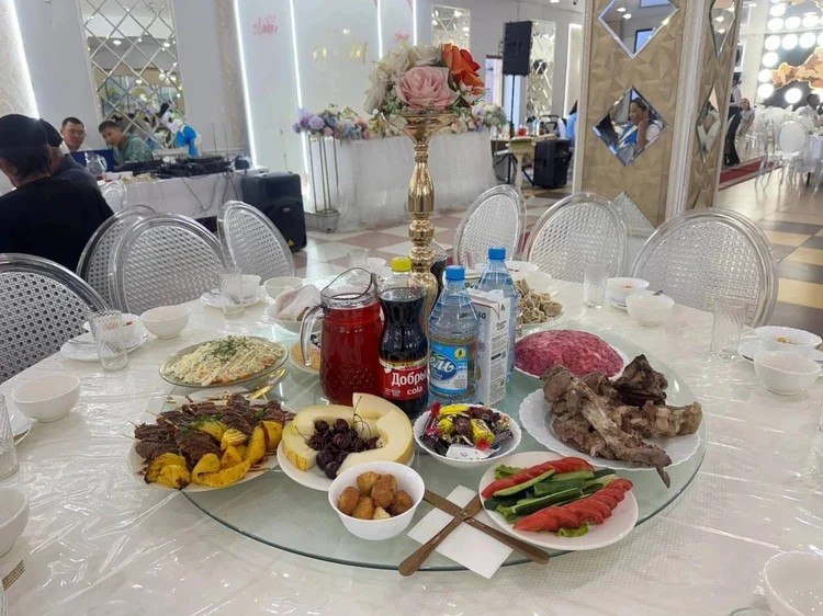 Потребление алкоголя в России упало до минимума с 1997 года Потребление алкоголя в России в ноябре сокращалось восьмой месяц подряд и приблизилось к минимуму 1997 1998 годов следует из анализа РИА Новости данных ЕМИСС Россияне начали стабильно сокращать потребление алкогольной продукции в апреле этого года тогда показатель опустился до 8 32 литра на душу населения в последние 12 месяцев В ноябре он составлял уже 7 63 литра Настолько низкие значения были последний раз в 1997 1998 годах тогда два года потребление держалось на уровне 7 6 литра в расчете на человека Добавим что в Кызыле несколько лет существует проект Трезвая свадьба За торжество без алкоголя молодоженам дарят сертификат на 100 000 рублей Фото мэрия Кызыла Newslab в ТГ МАХ ОК ВК Дзен Буст