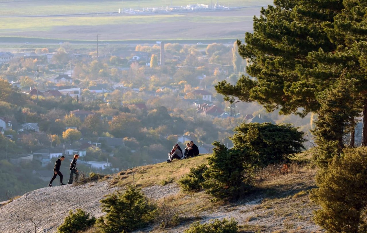 Крым завершил 2025 год с рекордным туристическим потоком 6 9 млн человек на 15 больше чем годом ранее Регион снова вошёл в топ 5 самых популярных направлений для отдыха в стране Причём туристы охотно приезжают на полуостров даже в холодное время А за 10 праздничных дней Крым посетили около 300 тысяч человек Более половины гостей выбирают Крым ради восстановления здоровья что неудивительно ведь в республике 91 круглогодичный санаторий и загрузка у них стабильно высокая  В 2025 м открылись новые площадки Ялтинский океанариум и Музей современной военной истории в Евпатории Отели и пансионаты продолжают обновляться а поступления в региональный бюджет от туристической отрасли за 2 года выросли вдвое Так что в 2 26 м году туристов может стать ещё больше