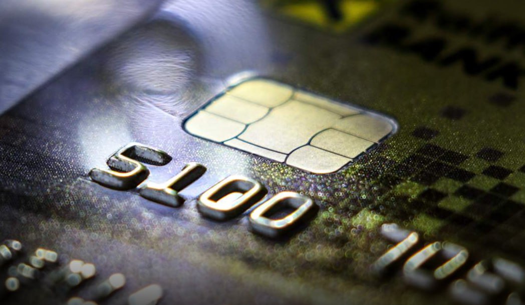 Цена дропперских карт на черном рынке подскочила в несколько раз за год рост составил 2 5 10 раз В среднем они стоят около 120 тыс а самые дорогие прогретые легальными операциями и с длительным использованием 500 тыс Такие расценки делают их недоступными Это результат политики ЦБ по борьбе с дропперством Однако проблема всё еще есть злоумышленники часто вовлекают в свои схемы подростков используя их карты для переводов jkinvest news jkinvest