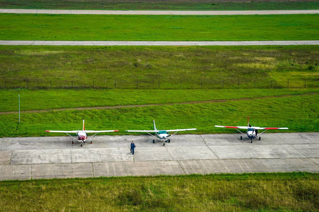 Более 530 рейсов выполнено при авиапатрулировании в ЦФО в пожароопасный период с марта по октябрь Цель авиапатрулирования выявление и оперативное тушение лесных пожаров Мероприятия по авиамониторингу выполняются уже третий год подряд в рамках заключенного трехстороннего соглашения между Правительством Москвы авиакомпанией Волга Днепр и Федеральным агентством лесного хозяйства РФ В этом году было выполнено более 530 рейсов благодаря информации экипажей удалось своевременно потушить 726 очагов возгораний рассказал заместитель Мэра Москвы Петр Бирюков Работы проводились на территории Москвы и восьми областей Московской Калужской Тульской Рязанской Владимирской Ярославской Смоленской и Тверской Общая протяженность 15 маршрутов более 8 тыс км В Москве в пожароопасный период был усилен контроль соблюдения правил пожарной безопасности на зеленых территориях приняты дополнительные меры для предотвращения возможных природных пожаров Пожарные и спасатели столичного гарнизона проводили усиленное патрулирование Комплекс предупреждающих мероприятий был реализован в ТиНАО там заранее обустроили противопожарные и минерализованные полосы на границах поселений выполнили опашку подготовили места забора воды для авиатехники Природных пожаров на территории Москвы не допущено Особое внимание ежегодно уделяется организации профилактической и разъяснительной работы с населением с посетителями зеленых территорий регулярно проводятся беседы им раздают памятки по вопросам пожарной безопасности Больше о событиях Москвы в каналах Мэра Москвы Сергея Собянина и Городское хозяйство Москвы в MAX