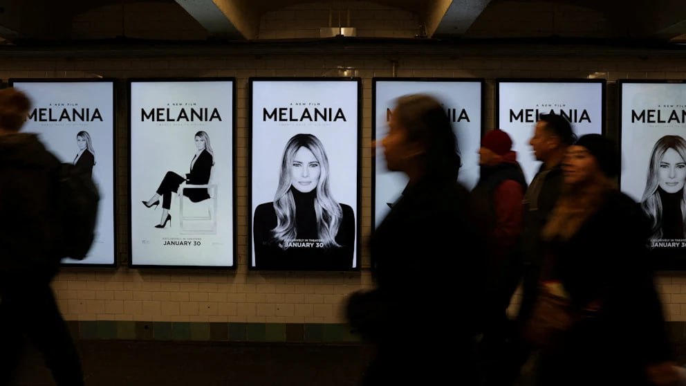 Фильм Мелания о жене Дональда Трампа вот вот выйдет на экраны в Голливуде его уже называют провалом года Через два дня в кинотеатрах начнётся показ документального фильма о первой леди США Мелания Однако уже сейчас ясно что зрительский интерес крайне скромный Голливудские эксперты пророчат провал в отрасли даже звучат слова провал года Несмотря на рекламный бюджет почти в 30 миллионов евро в стартовый уикенд они ожидают выручку всего около 4 2 миллиона евро Особенно наглядно отсутствие интереса в Великобритании В Лондоне к примеру на первый сеанс в пятницу в 15 10 в кинотеатре сети Vue в Ислингтоне продан лишь один единственный билет На сеанс в 18 00 как сообщил генеральный директор этой сети кинотеатров Тим Ричардс забронировано всего два билета Трамп фильм Мелания это MUST WATCH На протяжении 104 минут в документалке Мелания показываются 20 дней перед второй инаугурацией президента Дональда Трампа в январе 2025 года Фильм рекламируется как интимный взгляд на отношения первой леди и её супруга MELANIA фильм это MUST WATCH написал Трамп в Truth Social Он призвал своих сторонников Берите билеты они РАСКУПАЮТСЯ ОЧЕНЬ БЫСТРО Другие публичные реакции заметно менее восторженные К примеру корреспондентка журнала Vogue написала Как то так получается что после просмотра трейлера я знаю о жизни этой женщины меньше чем до этого Как считают в редакции BILD Мелания сталкивается с теми же проблемами что и многие другие документальные фильмы в эпоху стриминга когда зрители всё чаще отказываются от походов в кино на документалки Как бы то ни было прокат продлится три недели или дольше а после Мелания должна оказаться доступна в сервисе Prime Video от Amazon BILD Russian