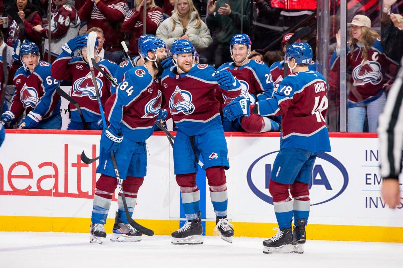 Илья Соловьев 11 й белорусский хоккеист и 4 й защитник забрасывавший шайбы в НХЛ Белорусский защитник Колорадо на 31 й минуте поразив ворота в домашнем матче с Коламбусом 4 0 забросил свою первую шайбу в НХЛ Это случилось в 28 м поединке белоруса в НХЛ До него голами в регулярных чемпионатах отличались Михаил Грабовский 125 шайб 534 игры Егор Шарангович 109 401 Андрей Костицын 103 398 Владимир Цыплаков 69 331 Сергей Костицын 67 353 Алексей Протас 59 287 Руслан Салей 45 917 Константин Кольцов 12 144 Владислав Колячонок 5 87 Артем Левшунов 2 61   hockeyby