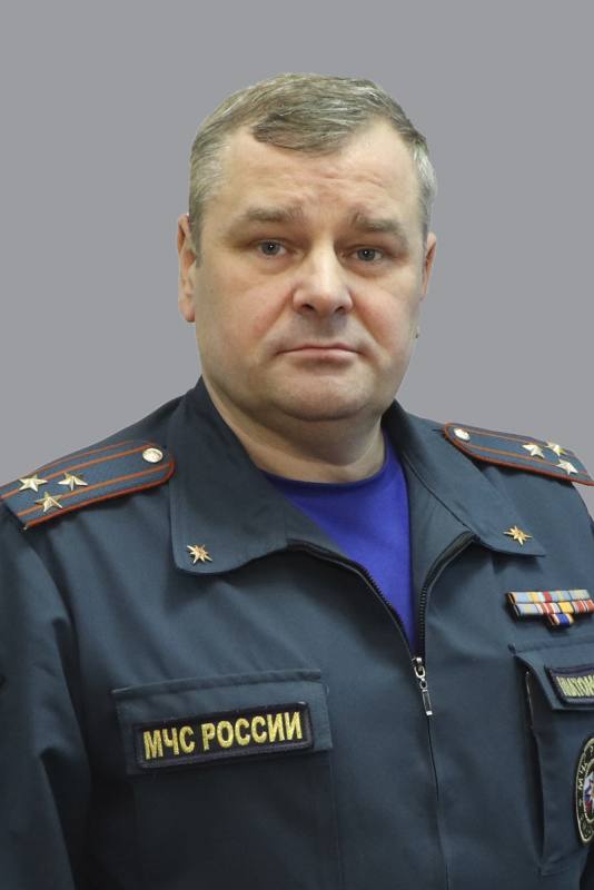 Замначальника МЧС Ленобласти обвинили во взятке за покровительство подчинённому По данным следствия, высокопоставленный чиновник Сергей Платонов, с декабря 2022 по апрель 2024 года получил от начальника отдела надзорной деятельности Всеволожского района взятку — легковой прицеп и комплект шин общей стоимостью 221 880 рублей. Подозреваемого отправили под домашний арест. Следствие продолжается. : СПб — отдай свой буст нам