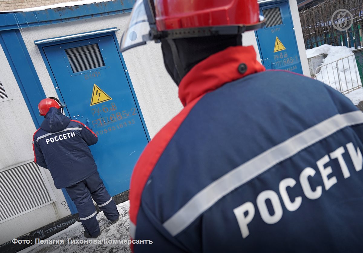 Россети вложат 59 млрд руб в строительство накопителей энергии на юге России В Краснодарском крае и Крыму планируется установить три объекта общей мощностью 350 МВт которые должны сглаживать пики потребления Ввести их планируется к ноябрю 2026 года В Росатоме сообщили Ъ что бизнес подразделение по накопителям энергии рассматривает возможность участия в тендере Стоимость проектов эксперты называют завышенной однако власти считают их критически важными для энергодефицитного юга Ъузнал