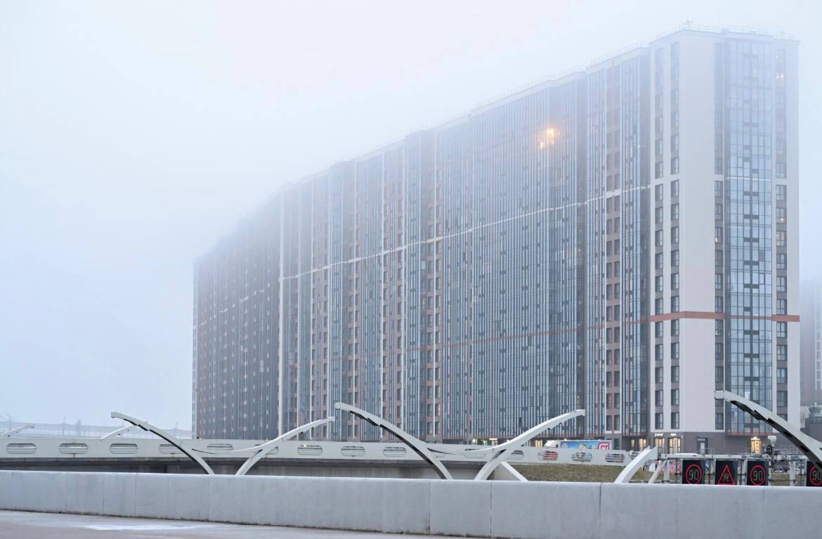 В 2025 году объём нераспроданного жилья в новостройках Петербурга снизился до 27 указывают аналитики Движение ру В России на конец года оставалось 5 6 млн м2 нераспроданного жилья что составляет 37 от общего объёма В Петербурге этот показатель уменьшился на 5 по сравнению с 2024 годом 32 Наибольшая доля нераспроданных квартир зафиксирована в Краснодаре 60 в других городах таких как Красноярск и Самара 40 50 Наиболее благоприятная ситуация в Екатеринбурге 20 Москве 19 и Нижнем Новгороде 18 В России остаётся 15 2 млн м2 строящихся площадей из которых распродано 63 После ввода в эксплуатацию квартиры будут доступны только по рыночным условиям что увеличит нагрузку на девелоперов Сергей Ермохин Подписаться на ДП в Telegram MAX