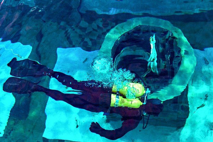 Волны ветер и подводные течения Для тренировок спасателей в Арктике построят уникальный бассейн На базе Мурманского арктического университета создают первый объект нового кампуса международного уровня Береговой учебно тренажерный центр Это полигон для подготовки экипажей морских судов к спасательным действиям Площадь центра около 360 квадратных метра Уже весной здесь начнут обучать первых курсантов Следующим этапом развития центра станет строительство глубоководного бассейна в котором можно будет имитировать суровые условия Арктики rgsevzap