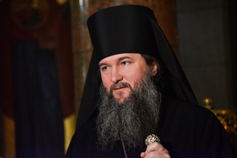 Митрополит Евгений выступил против новых запретов на продажу алкоголя Глава Екатеринбургской епархии митрополит Евгений заявил что вводить дополнительные ограничения на продажу алкоголя нецелесообразно Об этом он сообщил в Екатеринбурге во время подведения итогов конкурса Трезвое село По мнению митрополита власть должна не просто увеличивать количество запретов а создавать такие условия жизни при которых жители сами откажутся от алкоголя Если что то делается без меры без объяснений без мотивации это превращается в глупость Так же и с трезвостью сказал метрополит Он убеждён что бороться с алкоголизацией нужно через просвещение и осознание гражданами свободы выбора Необходим комплексный подход административные меры должны сочетаться с обширной профилактической и разъяснительной работой Именно культура отказа от спиртного по мнению митрополита сделает общество более здоровым Уралити