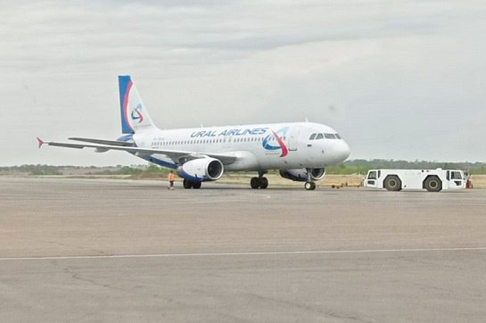 В Благовещенске привлекли к ответственности мужчину который устроил дебош на борту самолета Нарушителем оказался один из пассажиров 50 летний житель Амурской области Как сообщает Забайкальское ЛУ МВДТ инцидент произошел в самолете летевшем рейсом Москва Благовещенск Во время полета у мужчины возник конфликт с пассажиркой он оскорблял ее и членов экипажа нецензурной бранью вел себя неадекватно и мешал другим людям По прибытии самолета в Благовещенск дебошира встретил наряд полиции На мужчину составлены административные протоколы по статьям 11 17 и 20 1 КоАП Подписывайтесь на Порт Амур в МАХ