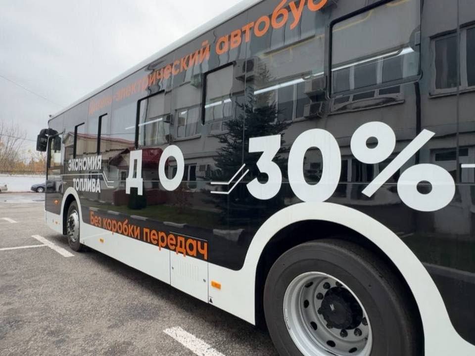 Первый дизель электрический автобус вышел на маршрут в Подмосковье В Королеве на линии 1 курсирует автобус Yutong ZK6116 CHEVG его маршрут соединяет районы Подлипки и Силикатная Техника сочетает дизельный двигатель и электрическую установку По замыслу это снижает расход топлива и уменьшает выбросы по сравнению с обычными автобусами  Для области это важный шаг к более экологичному общественному транспорту СМО Подмосковья Подписывайтесь