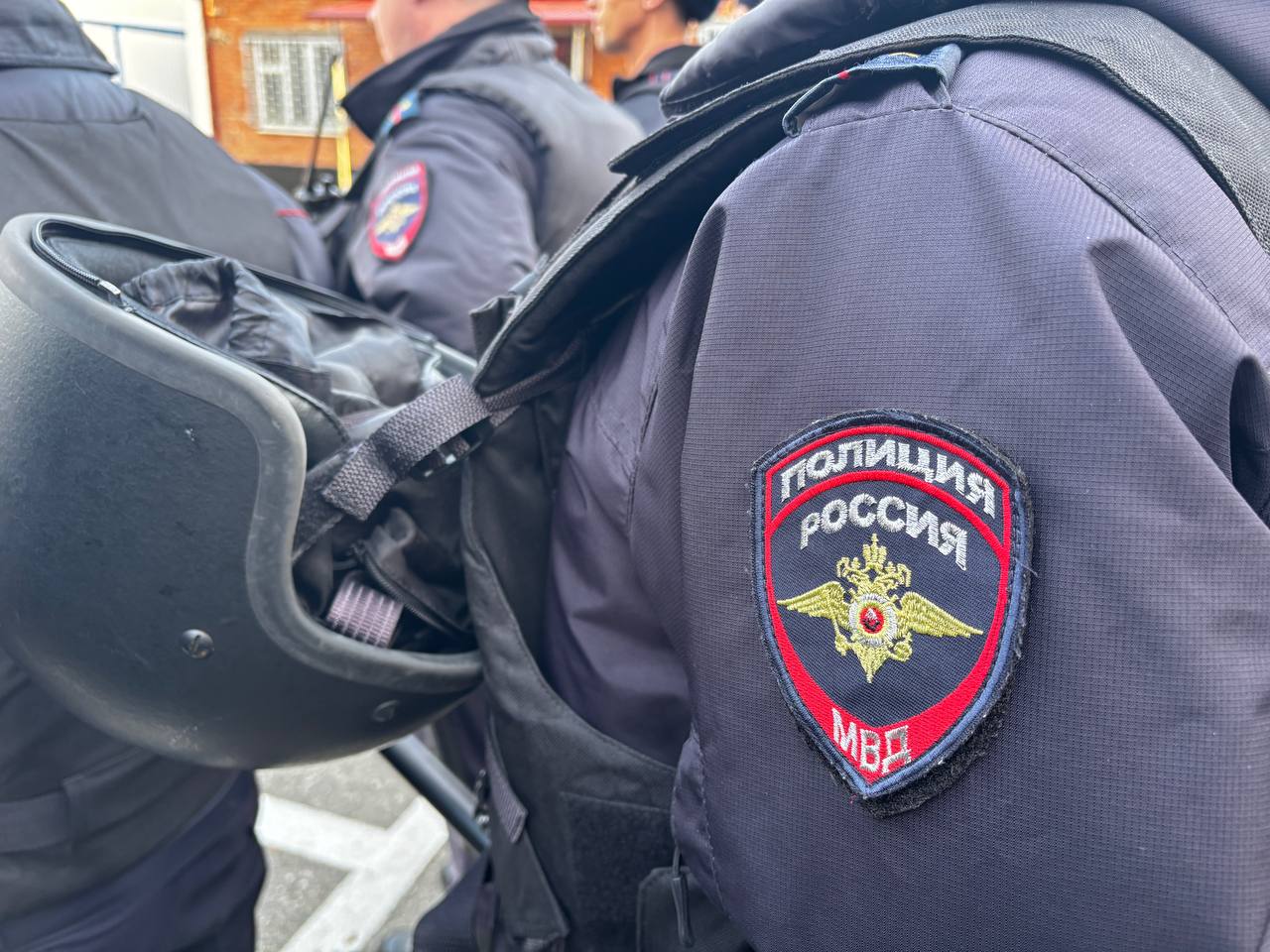 Полицейские Курганинского района предупреждают Фиктивная регистрация граждан по месту пребывания или по месту жительства в жилом помещении а также фиктивная постановка на учет иностранного гражданина или лица без гражданства по месту пребывания в Российской Федерации предусмотрена уголовная ответственность в соответствии со статьями 322 2 и 322 3 УК РФ Фиктивной признается регистрация по месту жительства или пребывания на основании представления заведомо недостоверных сведений или документов для такой регистрации либо регистрация без намерения проживать в соответствующем жилом помещении либо без намерения нанимателя собственника соответствующего жилого помещения предоставить данное помещение для проживания Дополнительно сообщаем что в случае получения социальных выплат по подложной регистрации для привлечения к ответственности применяется также ст 159 2 УК РФ Мошенничество при получении выплат