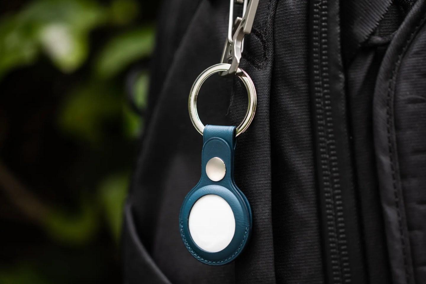 Apple разрабатывает ИИ устройство размером с AirTag Оно будет постоянно отслеживать окружающую обстановку Устройство получит тонкий и круглый корпус из стекла и алюминия Также оно будет оснащено двумя камерами тремя микрофонами динамиком беспроводной зарядкой и физической кнопкой на одной из сторон Гаджет находится на ранней стадии разработки и может выйти в 2027 году Вероятно он будет работать на базе новой Siri с Gemini   www iphones ru 1356101 новости iphonesru