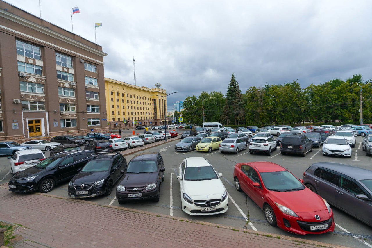 В Челябинске начали монтаж системы контроля платных парковок В Челябинске начали установку системы контроля платных парковок которой предстоит круглосуточно выявлять нарушения Камеры настроены чтобы делать четкие снимки с ясно видимыми номерами и фиксацией координат автомобиля Система автоматически отбирает только те случаи где есть подозрение на нарушение отсутствие оплаты после 15 минутной бесплатной стоянки парковка вне разметки объяснили в администрации Отобранные системой фотографии будет проверять человек Если оператор подтвердит что на снимке отражено нарушение фото отправится в ГИС Административная комиссия городского управления благоустройства На основе снимка комиссия будет принимать решения и если нужно назначать штрафы Подписаться на vecherchel Голосовать за канал