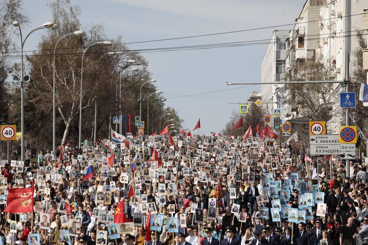 В Ульяновске во время «Бессмертного полка» примут повышенные меры безопасности Сбор участников Всероссийской акции «Бессмертный полк» начнётся в 14:00 на площади Ленина и эспланаде. Пройти сюда следует через металлорамки у гостиницы «Советской», в створе Гимова и эспланады, со стороны памятника Богдану Хитрово и у дома № 2 по улице Радищева – в районе бульвара Пластова Впервые ульяновцы смогут присоединиться к шествию через контрольно-пропускные пункты, которые будут располагаться на пересечении улицы Гончарова с улицами Карла Маркса и Ленина По поручению Александра Болдакина по маршруту «Бессмертного полка» будут приостановлены строительные и благоустроительные работы, в зданиях закроют чердаки и подвалы. На это время администрация Ульяновска рекомендует владельцам закрыть доступ в магазины и организации общественного питания, расположенные на улице Гончарова, а также не осуществлять продажу напитков в стеклянной таре и алкоголя