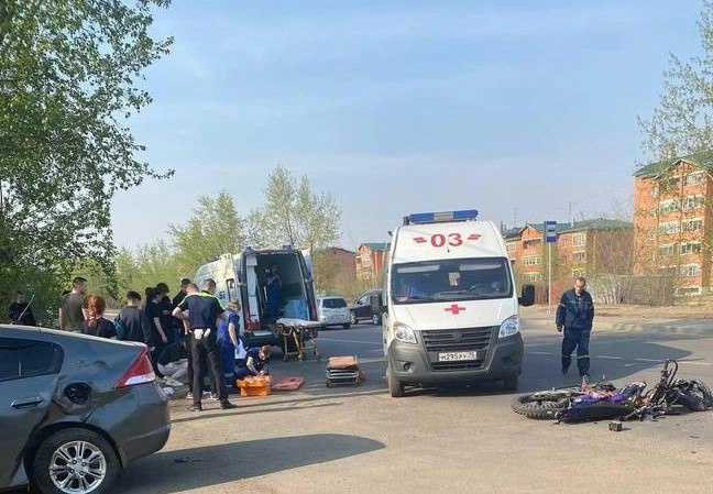 Влетевшие в легковушку 17-летние мотоциклисты в больнице — один в тяжелом состоянии, второй в состоянии средней степени тяжести. Авария произошла вчера. Парни врезались в бок машины и отлетели от сильного удара. Оба находятся в краевой детской клинической больнице. Фото: Гоавтоинспеция Забайкалья Подписаться
