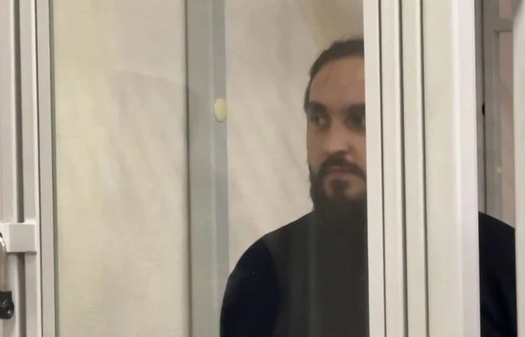 Суд вынес приговор начальнику автоколонны по делу о падении автобуса в реку Мойку Водитель Рахматшох Курбонов угробивший жизни семи пассажиров уже сидит за решеткой ему дали шесть лет лишения свободы А в среду 5 ноября озвучили приговор начальнику автоколонны Джанхагиру Халилову пять лет исправительной колонии Напомним именно он составил такой график Курбонову что тот перерабатывал и вышел на роковую смену усталым тогда он не выспался Я не признаю вину Да допустил ошибку но моей вины в том что водитель совершил ДТП нет Мне очень жаль людей я сожалею о случившемся заявил суду Халилов Однако его признали виновным Помимо пяти лет колонии Халилову запретили работать в сфере связанной с перевозкой людей и багажа в течение трех лет Кроме того суд удовлетворил гражданский иск на 500 тысяч рублей Объединённая пресс служба судов Петербурга Читай нас в MAX Подпишись на Комсомольскую правду СПб