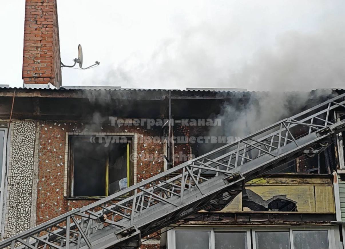 На пожаре в Туле погибли мужчина и женщина, сообщили в МЧС.   Возгорание в квартире на 5 этаже многоквартирного жилого дома произошло на проспекте Ленина в Туле. Эвакуированы 5 человек. Погибла 58-летняя женщина и мужчина  личность устанавливается .   Причину происшествия предстоит установить дознавателю спасательного ведомства.  Проголосовать за канал: голос!    Тула. Происшествия  Наш ВКонтакте    Прислать новость: