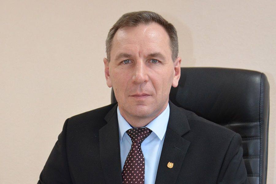 Глава Кривошеинского района Томской области Андрей Коломин досрочно сложил полномочия Он ушёл в отставку по собственному желанию. С 30 мая обязанности главы района временно исполняет первый заместитель Алексей Архипов. Андрей Коломин занимал пост главы Кривошеинского района с 2020 года. Выборный