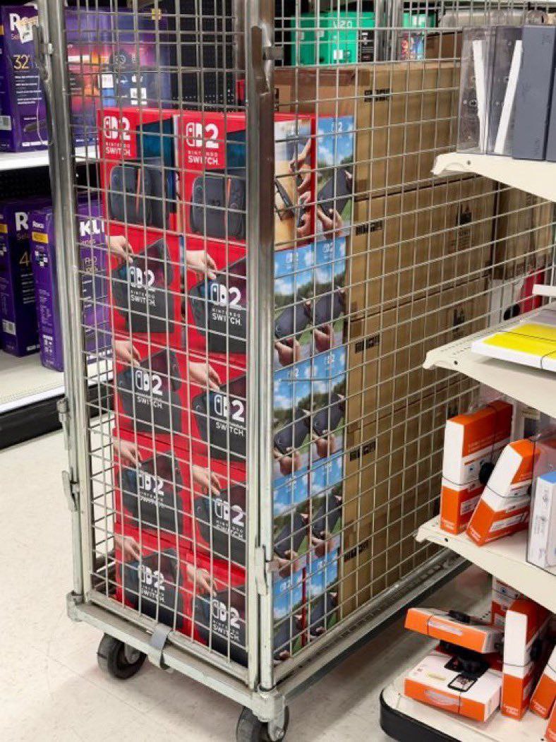 Быстроновости Nintendo Switch 2 уже появляется в магазинах: первые партии заметили в американском Target. Между тем официальный старт продаж новой консоли большой «H» запланирован на 5 июня. Ждём. Minecraft официально получит свою настольную игру уже 8 июля. Называться будет Roll for Adventure: The Temple of the Charged Creeper — её анонсировали Mojang. Пообщали глубокий ролевой отыгрыш: игрокам предстоит бросать кубики, крафтить предметы, сражаться с мобами и исследовать Верхний мир. Ждём. Вышла финальная серия второго сезона The Last of Us — её посмотрело 3,7 миллиона человек. Между тем, HBO ожидают рост аудитории после праздничных выходных, ведь этот сезон и так обгоняет первый по популярности. Каждый эпизод второго сезона в среднем набирает около 37 миллионов просмотров по миру, а вот оценки сильно отстают от сезона первого. Экспресс новость — к концу близится наш конкурс и возможность выиграть коллекционную версию DOOM: The Dark Ages, так что участвуйте.