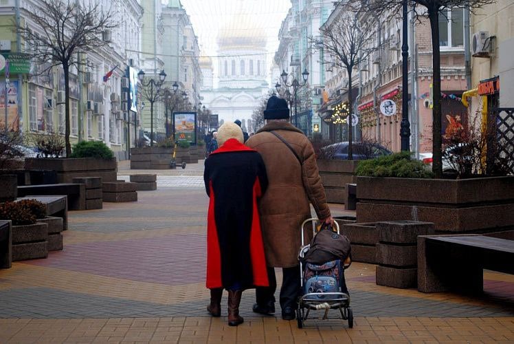 Более 400 тысяч федеральных льготников получат повышенные соцвыплаты на Дону  С 1 февраля Донское отделение Социального фонда проиндексировало на 9,5% ряд социальных выплат для 414 тысяч федеральных льготников региона.  Индексация затронет людей с инвалидностью, ветеранов боевых действий, участников ВОВ, чернобыльцев и других, получающих федеральные льготы.  Размер выплаты для каждой категории льготников разный и включает набор социальных услуг  лекарства, санаторно-курортное лечение, проезд . Набор соцуслуг также проиндексирован и теперь составляет 1 728,46 рублей.    Предложи нам новость