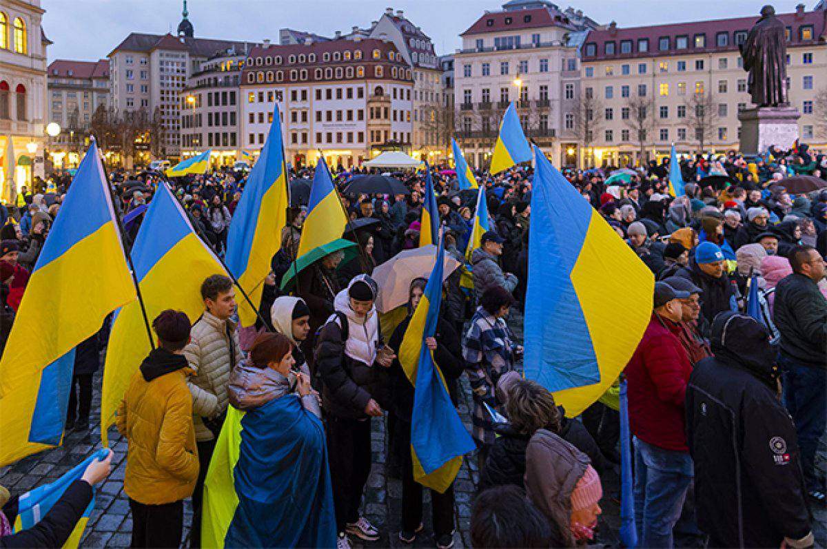 Politico: ЕС уже сегодня начнёт разрабатывать план возвращения украинцев на родину Собираются создать «центры единства», чтобы как можно скорее вернуть истосковавшихся по родным хуторам украинцев домой. Как благородно преподнесли «валите в свою окраину, неблагодарные халявщики» От админа. Русский пират