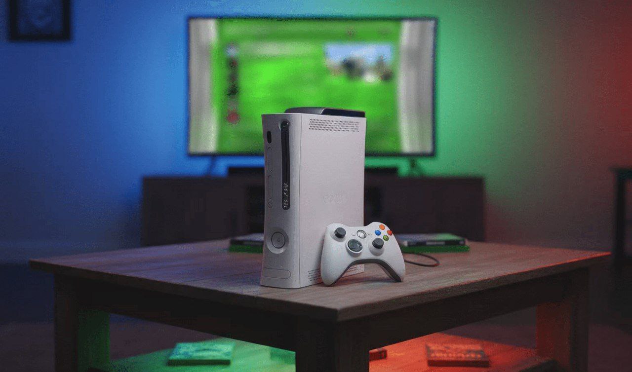 Легендарному Xbox 360 стукнуло 20 лет консоль вышла в ноябре 2005 опередив PlayStation 3 на год и продавшись тиражом свыше 84 млн штук по миру И хотя запуск был омрачен массовым браком из за которого боксы первой ревизии чуть ли не поголовно перегревались и выходили из строя про красное кольцо смерти наверное слышал почти каждый это не помешало ей стать сверхуспешной и превратить Microsoft в игрового гиганта А у вас был Xbox 360