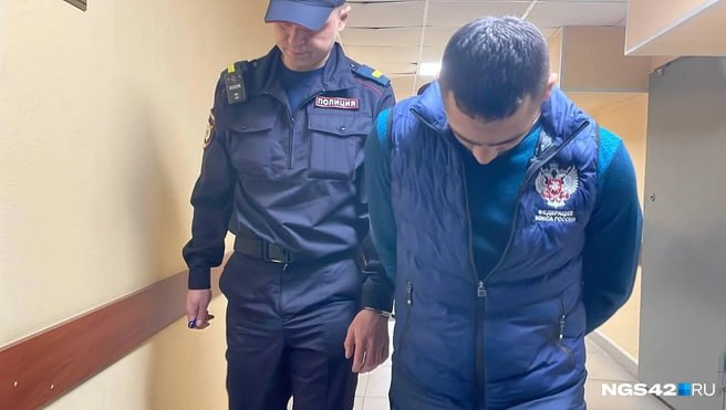 Рабовладельцев из Новокузнецка вновь пытаются отправить в СИЗО — что происходит в суде в эти минуты? По версии следствия, мужчины с 2012 года похищали и запирали бездомных на территории своего двора. Днем они отправляли их перебирать мусор на городские свалки, а за непослушание избивали. В зал завели первого обвиняемого, он одет в жилет Федерации бокса России. Когда мужчину заводили, он опустил голову, чтобы не попасть в объективы камер журналистов. Адвокат решил переговорить с подзащитным до начала процесса. Слушатели, в том числе родственники пленных, не приехали. прямо сейчас ведет репортаж из зала суда — читайте на нашем сайте. ⏹