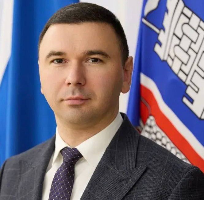 У Ростова на Дону новый куратор внутренней политики Им стал Андрей Косенко сообщил глава города Александр Скрябин Косенко родился в Ростове на Дону Его жизнь и карьера неразрывно связаны с родным городом Получив высшее образование в Северо Кавказской академии государственной службы по направлению Государственное и муниципальное управление он с 2009 года посвятил себя служению городу Его профессиональный путь начался со специалиста в отделе по молодежной политике а затем он успешно возглавил Железнодорожный район где проработал более четырех лет Южная служба новостей