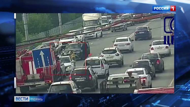 Утром на Коммунальном мосту из-за ДТП образовалась серьезная пробка    Центр безопасности дорожного движения Пермского края сообщил, что серьезная пробка сегодня утром образовалась на Коммунальном мосту. Причиной стало ДТП, машины столкнулись на левой полосе. Движение было ограничено в направлении улицы Борцов Революции.