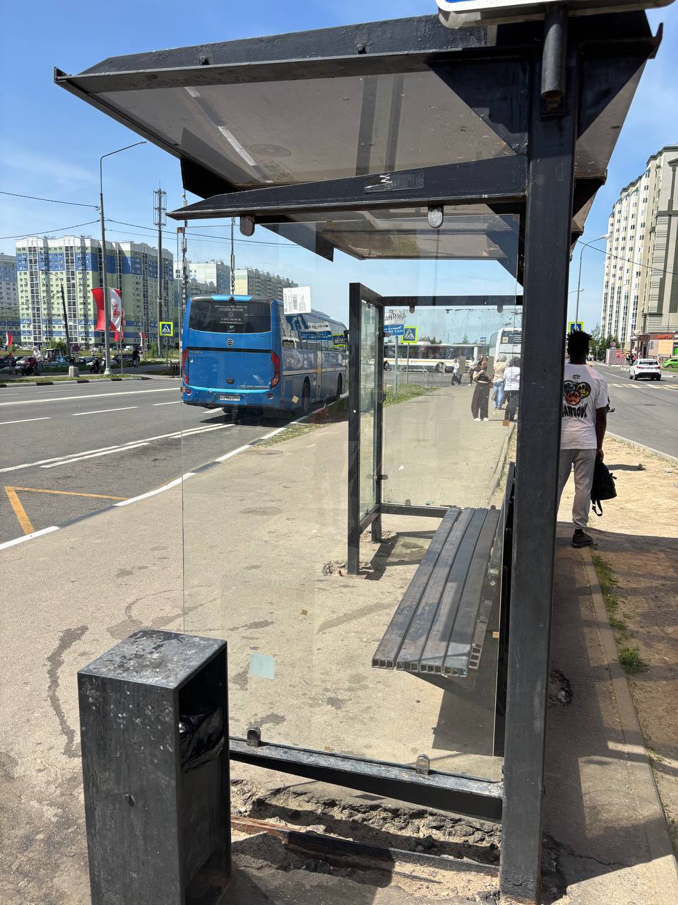 Меняем разбитые стёкла на остановках в мкр. Южный. На прошлой неделе замглавы Наталья Богачева во время обхода территории обратила внимание на испорченные стёкла и дала поручение исправить ситуацию. Сегодня работы выполнили. Просим жителей бережно относиться к общественному имуществу и не совершать вандальные действия. Стоимость одного такого стекла – порядка 15 тысяч рублей. Администрация Домодедово Подписаться