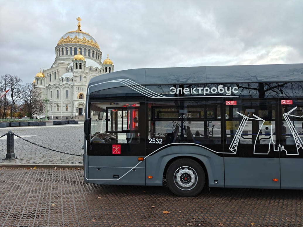 Испытания второго образца электробуса Электрогород начались в Петербурге Второй опытный образец электробуса Электрогород произведенный на Уфимском заводе транспортного машиностроения начал испытания в Санкт Петербурге Об этом сообщили в городском комитете по транспорту Данная модель электробуса отличается максимальной локализацией Вся силовая часть и электроника произведены в Петербурге компанией ООО Системы автономной энергии САЭ Электробус оснащен шестью тяговыми батареями общей энергоемкостью более 441 кВт ч Это позволяет ему проходить до 250 км на одном заряде в городском цикле Тестовая эксплуатация продлится до конца этого года После этого перевозчик примет решение о покупке второго Электрогорода для автобусного парка Петербурга Фото АО Уфимский трамвайно троллейбусный завод kommersant sz