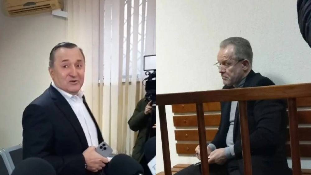 Бывший премьер министр Молдовы Влад Филат пришел на заседание суда по эпизоду Владимира Плахотнюка в деле о краже миллиарда Вместо ответов на вопросы журналистов он лишь улыбнулся