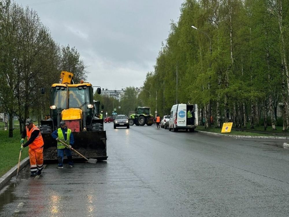 МДУ провело очистку дорог на Варавино-Фактории Участок улицы Воронина от Никитова до Почтового тракта стал чистым. Как сообщил глава округа Глеб Вашуткин, заявленную территорию привели в порядок быстро и хорошо. Проделана механическая и ручная уборка улицы Воронина от улицы Никитова до улицы Почтовый тракт. Подрядчик вычистил проезды около бортового камня от смёта, мусора и прошлогодней листвы. Уборка проводилась у остановок и вокруг них, на тротуарах и парковочных карманах. Фото пресс-службы администрации Архангельска