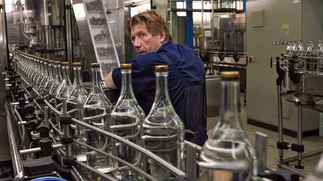 Производство водки в России в январе - мае 2025 года уменьшилось на 13,2% по сравнению с аналогичным периодом прошлого года и составило 25 млн декалитров Борцы с алкоголем радуются, но тут впору плакать и бить тревогу. Пить-то россияне меньше не стали, а на благородные вина перейти с водовки мало у кого есть материальные возможности. Эксперты грустно констатируют — из-за подорожания водки простой народ вспоминает забытые, но годами проверенные практики. Рост самогоноварения, увы, обнуляет любые возможные успехи. Есть и другая версия сокращения производства водки — сокращение экспорта. Запад же борется с российским влиянием, вот и от водки русской демонстративно отказывается. А внутри страны как пили, так и пьют.