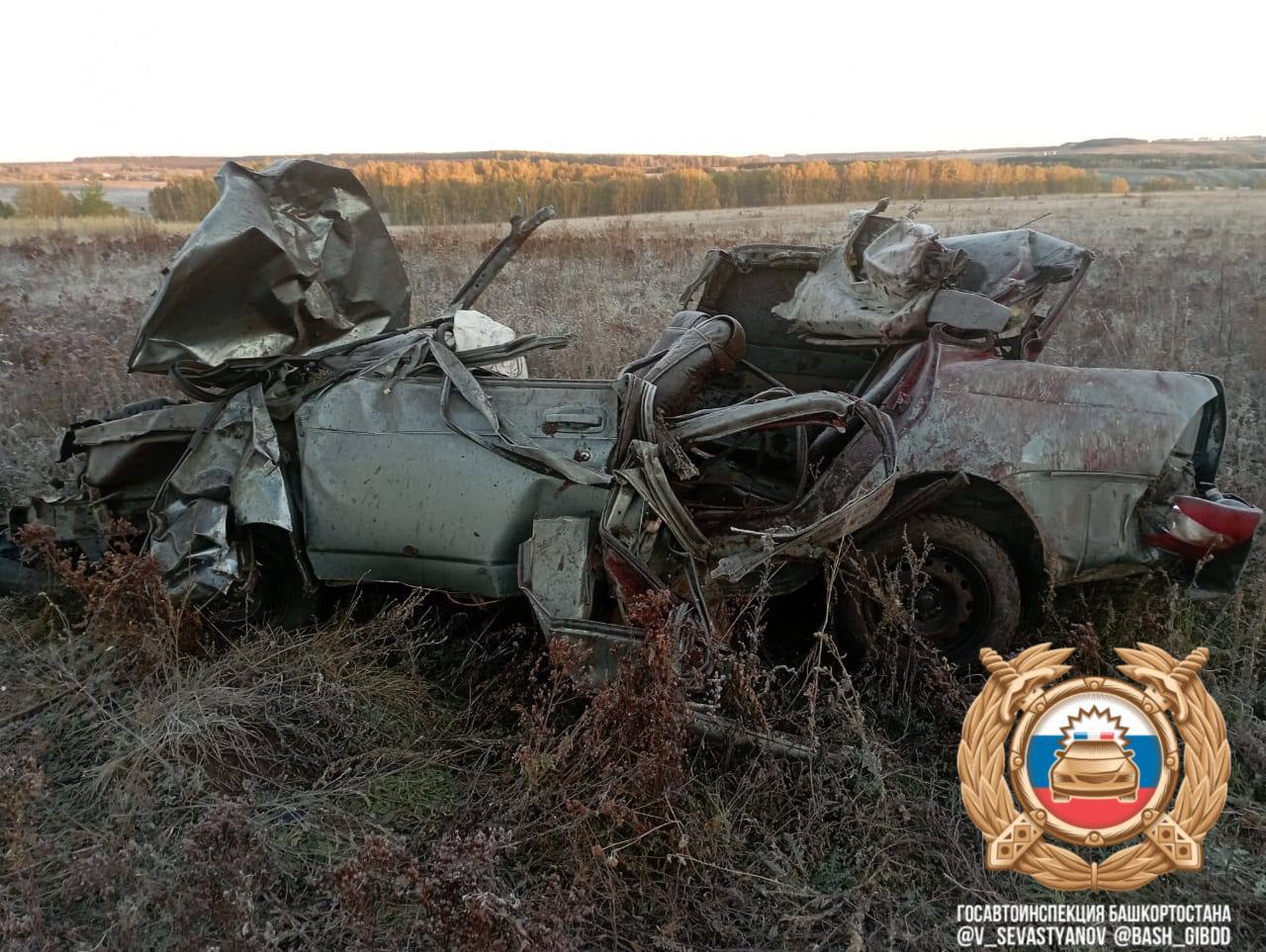 Ночью в Бижбулякском районе случилась беда На пустынной дороге Аитово Бижбуляк где обычно тишину нарушает лишь шум моторов 24 летний парень на Ладе Приоре влетел в лошадь стоявшую посреди пути Машина рухнула в кювет и перевернулась Водитель и двое его друзей 17 летние парень с девушкой не дожили до утра Скорая не успела Сейчас на месте трагедии работают следователи и криминалисты Они разбираются как лошадь оказалась на дороге и что привело к такому исходу Эта история как удар колокола жизнь хрупка а дорога не прощает ошибок Башкирия скорбит напоминая всем нам осторожность на трассе не пустой звук Фото ГАИ РБ Mkset