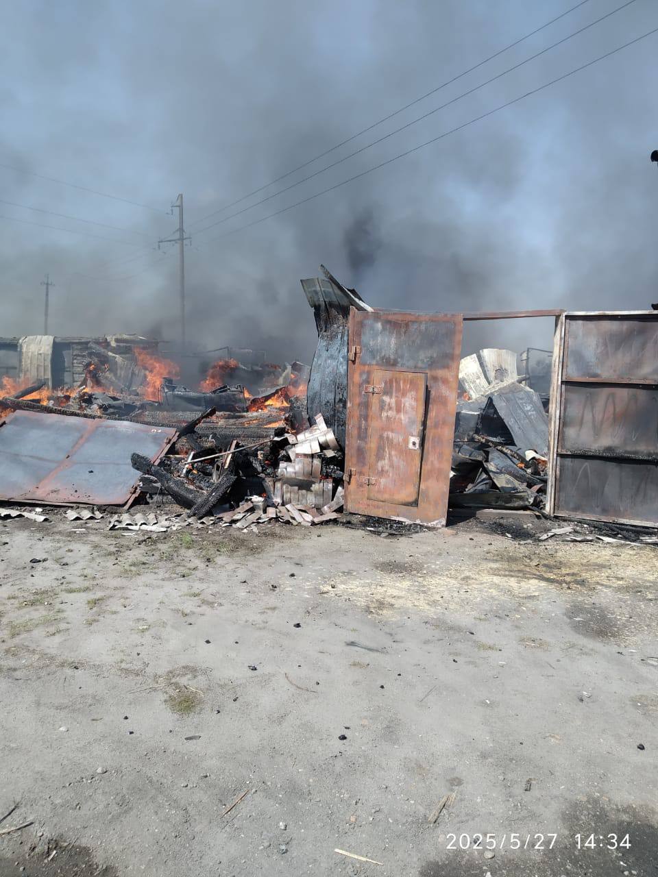 Ликвидация пожара в гаражном массиве в Серышеве продолжается Амурский центр ГЗ и ПБ сообщает, что 27 мая на пульт поступило сообщение о пожаре в гаражном массиве в пгт. Серышево. Пожарные и добровольцы выдвинулись на место происшествия. На момент прибытия кровля гаража в середине массива горела открытым пламенем, пожар распространялся во все стороны. К 15:00 пожар был локализован Ликвидация пожара продолжается. Жилые дома не пострадали. В тушении пожара принимают участие ПЧ-63 Серышево , ПП Малая Сазанка , ПЧ-4 ГУ МЧС России, Воинские части Украинки и Арги, Добровольная пожарная дружина ДПД . Причина возгорания уточняется. Информация о происшествии будет уточняться по мере развития событий.