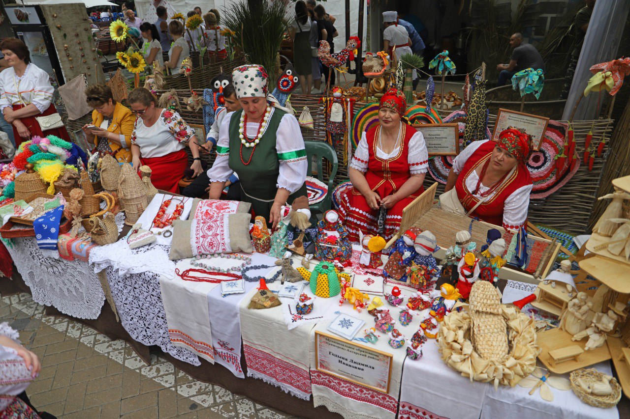 Вчера на встрече с министром курортов туризма и олимпийского наследия Кубани Василием Юрьевичем Воробьевым обсудили вопросы развития курортно туристской отрасли в крае Отдельно остановились на теме роста внутреннего туризма и способствующих этому факторах В частности речь шла о необходимости дальнейшего увеличения числа объектов агротуризма винодельнях сыроварнях пасеках и других подобных точках притяжения туристов В этом же ряду изделия народных промыслов Кубани которые также пользуются большим спросом у отдыхающих Надо отметить что для работы мастеров ремесленников в крае созданы условия действует соответствующее законодательство В прошлом году на сессии кубанского парламента мы вносили изменения в региональный закон о государственной поддержке народных художественных промыслов и ремесленной деятельности Поправками в том числе было предусмотрено включение в госреестр сведений о местах народных промыслов установлены основные направления государственной поддержки в этой сфере Периодически эта тема становится предметом обсуждения и на планерных совещаниях депутатов Законодательного Собрания поскольку вопросам развития данного направления в стране в целом уделяется большое внимание Так буквально на днях на заседании комиссии Совета Федерации по развитию креативных творческих индустрий и народных художественных промыслов было отмечено что в России растет производство изделий народного промысла В прошлом году было произведено продукции на 10 33 миллиарда рублей Это на 11 процентов больше изделий в сравнении с аналогичным периодом предыдущего года Государство готово и далее поддерживать отрасль В качестве действенной помощи кубанским мастерам в крае выделяются места на выставках ярмарках и других площадках Стоит отметить что Краснодарский край богат ремесленными традициями и талантливыми мастерами наши народные промыслы давно стали точкой притяжения для многочисленных гостей из других регионов Будем это направление поддерживать и в дальнейшем Ведь изделия наших умельцев становятся визитной карточкой курортной Кубани которые нужно продвигать повсеместно включая точки придорожного сервиса автозаправочные станции и другие места посещения туристов