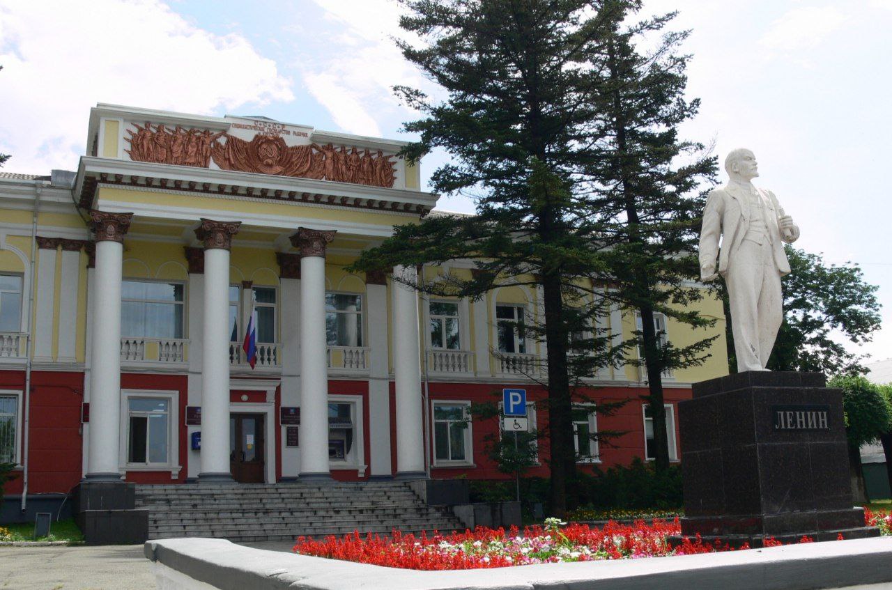 В Артёме в результате мошенничества земельный участок стоимостью 22 миллиона рублей ушёл в частные руки за 12 тысяч Прокуратура города Артёма выявила факт незаконного приобретения земельного участка в селе Оленье Артемовского городского округа хозяйствующим субъектом. Установлено, что арендатор, не имея законных оснований, инициировал изменение категории земель сельскохозяйственного назначения на жилую зону. После этого юридическое лицо обратилось к администрации Артемовского городского округа с заявлением передать участок в собственность без проведения торгов. Несмотря на то, что арендатор фактически не использовал земельный участок и не имел права на выкуп земли на льготных условиях, администрация заключила договор купли-продажи без проведения торгов. В результате земельный участок был приобретен за 12 тысяч рублей, при этом его реальная стоимость превышает 22 миллиона рублей. Прокуратура края обратилась в суд с иском о признании договора купли-продажи недействительным. Арбитражный суд Приморского края удовлетворил требования прокуратуры и обязал юридическое лицо вернуть земельный участок в муниципальную собственность. По материалам прокурорской проверки в отношении директора юридического лица возбуждено уголовное дело по ч. 4 ст. 159 УК РФ мошенничество, совершенное в особо крупном размере . Фактическое исполнение решения суда, а также вопросы привлечения лица к уголовной ответственности находятся на контроле в прокуратуре края.
