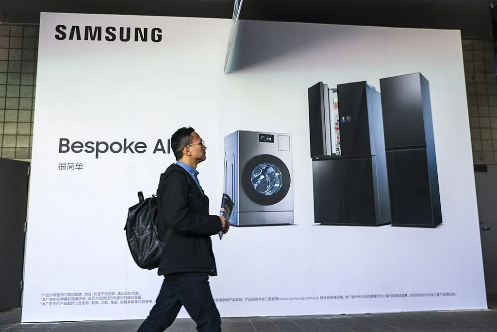 Samsung ушел с китайского рынка бытовой техники Samsung China Investment прекратит продажи бытовой техники в материковом Китае включая телевизоры холодильники стиральные машины и кондиционеры Южнокорейский производитель сохранит продажи смартфонов и обслуживание для покупателей уже проданной техники Samsung планирует продвигать в Китае смартфоны с Galaxy AI развивать сотрудничество с китайскими разработчиками ИИ и продолжать работу заводов полупроводников в Сиане и Сучжоу Уход Samsung отражает усиление китайских брендов на рынке В 2025 году поставки телевизоров в Китае составили около 32 9 млн штук из них 31 млн или 94 рынка пришлись на восемь китайских производителей включая Hisense и TCL С января по начало апреля 2026 года доля Samsung на рынке телевизоров в Китае сократилась до 3 62 а в сегментах холодильников и стиральных машин до 0 41 и 0 38   Новости Китая ЭКД