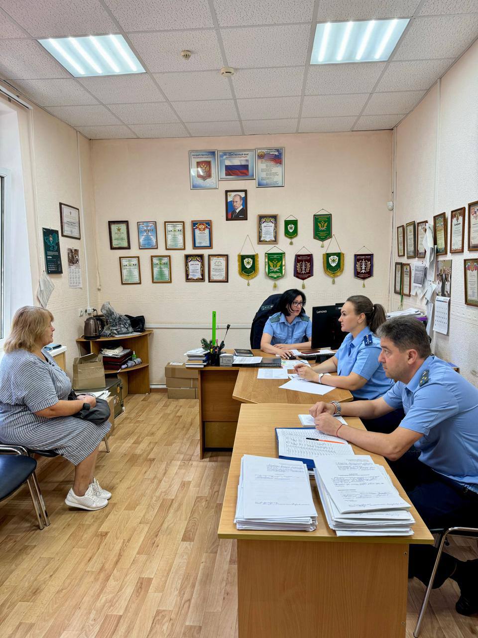 Старшим помощником прокурора Гулькевичского района совместно с руководством районного отделения ГУ ФССП России по Краснодарскому краю проведен тематический прием по вопросам соблюдения законодательства об исполнительном производстве при обращении взыскания на денежные средства социально незащищенных категорий граждан  Заявители обратились по вопросам взыскания на пенсию без сохранения за ними денежных средств в размере прожиточного минимума и в отношении иных доходов, а также снятии ареста на недвижимое имущество.  Все обращения взяты на контроль, организована тщательная проверка доводов.