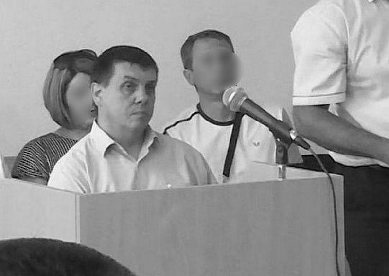 На СВО погиб убийца девушек из Клюквенной Пади Бывший полицейский Евгений Инкин погиб еще в августе 2024 года, но его тело привезли в Бурятию только сейчас. Он принимал участие в боях за село Парасковиевка в ДНР. В 2023 году Инкину дали 17 лет за убийство 18-летней Екатерины Патеюк и 17-летней Евгении Шевкуновой. Дело оставалось нераскрытым почти 20 лет, но новые показания позволили вынести приговор. Инкин отсидел год, а затем подписал контракт с Минобороны и уехал на СВО. У Евгения Инкина остались мать, сестра, жена и двое детей. Прощание с ним состоится 11 апреля в посёлке Селенгинск. Напомним, в августе 2002 года в местности Клюквенная падь нашли тела 17-летней Жени Шекуновой и 18-летней Кати Патеюк. Их тела нашли по анонимному письму с нарисованной картой Клюквенной пади, которое передали в милицию. В обозначенной крестиком яме обнаружили изуродованные трупы с проломленными головами, раздетые до нижнего белья. Из-за сильной жары они практически полностью разложились – опознали Катю и Женю лишь по личным вещам. Их родители сразу заподозрили в убийстве сотрудников милиции, потому что девушек не раз видели у селенгинского отделения. Говорили об этом и следы, оставленные на месте происшествия: в день пропажи девочек свидетели видели рядом с Клюквенной падью милицейский УАЗ, а неподалеку нашли и следы от машины этой марки.