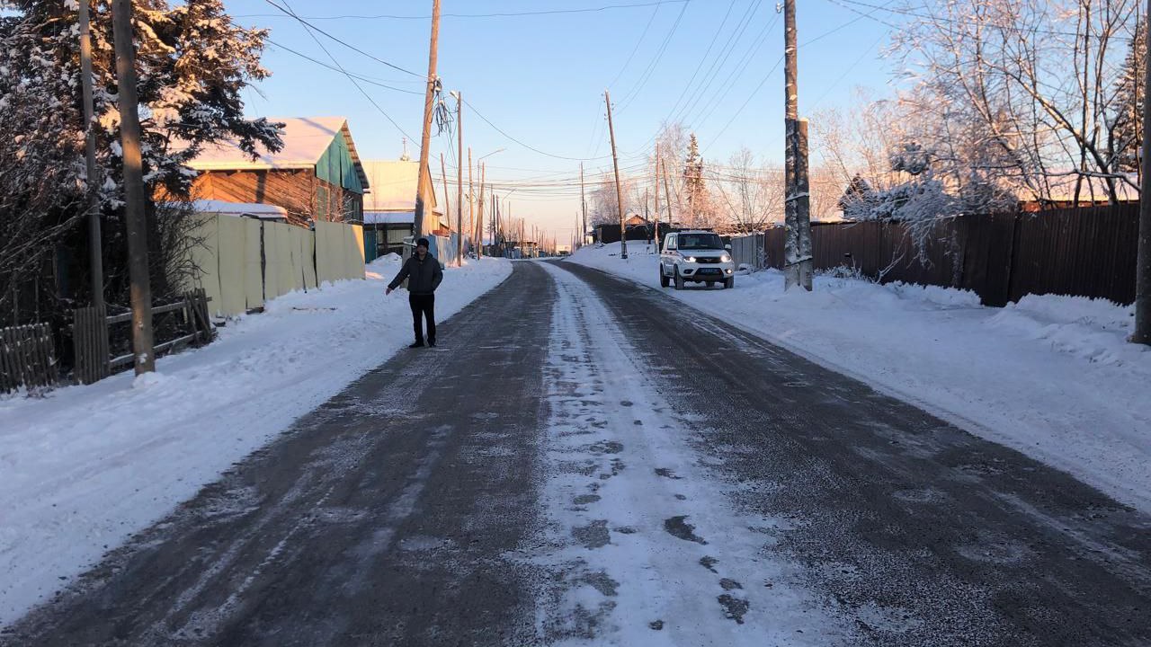 В Усть-Майском районе в результате ДТП пострадала несовершеннолетняя  22 ноября в п.Усть-Мая около 14 часов поступило сообщение о том, что в больницу поступила несовершеннолетняя 11 лет с травмами, полученными в результате ДТП.  "При проведении проверки сотрудниками Госавтоинспекции установлено, что 22 ноября примерно в 13:20 водитель 1982 г.р., управляя автомобилем марки Toyota Land Cruiser Prado, следуя по ул. Строда со стороны пер. Комсомольский в сторону ул. Боярова, возле дома №82 по ул. Строда, совершил наезд на пешехода — девочку 2013 г.р., которая выбежала на проезжую часть в неустановленном месте, справа налево по ходу движения транспорта", - говорится в сообщении.  В результате происшествия несовершеннолетняя госпитализирована в хирургическое отделение Усть-Майской ЦРБ.  В ходе проверки установлено, что водитель имеет водительское удостоверение по категории: А, А1, В, В1, М, имеет стаж вождения с 2000 г. К административной ответственности по нарушениям ПДД РФ не привлекался. Согласно акта проведенного освидетельствования состояние опьянения не установлено.  По факту ДТП проводится проверка.