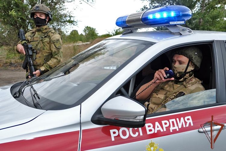 Выпавшей из окна девушке оказали первую помощь росгвардейцы в Запорожской области В Мелитополе сотрудники Росгвардии оказали первую помощь выпавшей с из окна многоквартирного дома местной жительнице и передали ее прибывшим медикам.Сотрудники вневедомственной охраны Росгвардии стали свидетелями падения 19-летней девушки из окна четвертого этажа многоквартирного дома, сразу вызвали на место бригаду скорой и до ее прибытия оказывали пострадавшей первую помощь. В результате падения она получила травмы и была госпитализирована в лечебное учреждение.Грамотные действия росгвардейцев позволили избежать более тяжких последствий для здоровья девушки. Обстоятельства несчастного случая устанавливаются.... Подробнее>>>