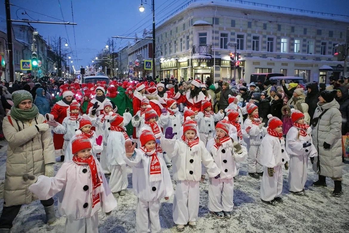 Уже в эту субботу, 14 декабря, череду новогодних праздников в регионе откроет детское «НаШествие Дедов Морозов» в Рыбинске. По главной улице города в составе костюмированной колонны пройдут детсадовцы с родителями, школьники, молодежь. От общегородского парада в этом году решено отказаться. Город делает акцент на помощи участникам СВО, и все сэкономленные деньги будут направлены на поддержку бойцов.   Для детей из семей военнослужащих проведут благотворительный праздник в Общественно-культурном центре, автобусную экскурсию на «ДедоМоробусе». Всех юных жителей и гостей ждут на уличный праздник с торжественным зажжением огней на главной елке города на площади Дерунова. Перед ними выступит творческий коллектив из Луганска.  15 декабря на Советской площади Ярославля откроется главная новогодняя ярмарка региона. В ближайшее время начнут работу бесплатные катки во всех районах области.