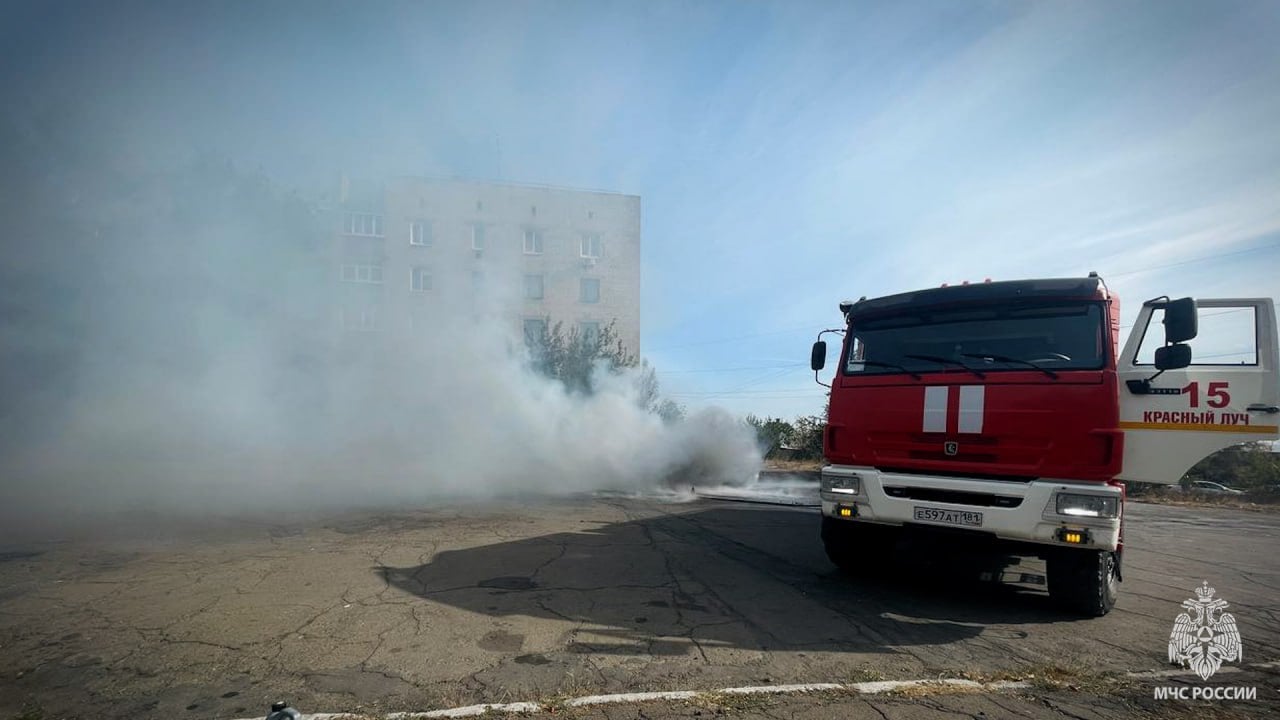 Спасатели МЧС России  потушили горящий микроавтобус   Сегодня на номер 101 Краснолучского городского округа поступило сообщение о загорании микроавтобуса Форд на стоянке в районе улицы Симферопольской.    К месту вызова выехали дежурный караул 15  пожарно-спасательной частей. Для тушения был подан 1 ствол «Б».  Спасатели МЧС России оперативно  ликвидировали загорание. Жертв и пострадавших нет.    Причину пожара будут устанавливать эксперты МЧС России.  #БудьВКурсе оперативных событий в Луганской Народной Республике      в России