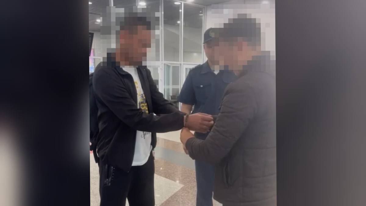 В Москве задержан разыскиваемый за мошенничество в особо крупном размере В Москве задержан гражданин Республики Узбекистан, находившийся в международном розыске за мошенничество в особо крупном размере. Задержание было проведено в результате совместной операции сотрудников криминальной полиции Казахстана и правоохранительных органов Российской Федерации. Мужчина был задержан в центре российской столицы. По данным полиции, в 2012 году злоумышленник, используя поддельные документы, незаконно снял крупную сумму денежных средств со счетов одного из банков в Казахстане. После совершения преступления он покинул страну, что стало основанием для объявления его в межгосударственный, а затем в международный розыск. Детали Фото: polisia.kz /CentralMediaNews
