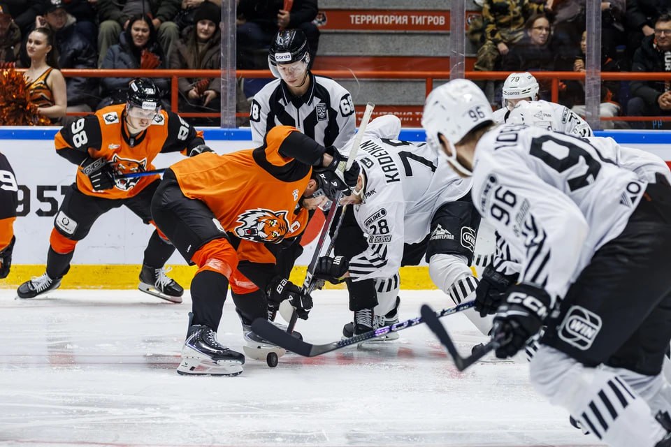 В Хабаровске в результативном матче Трактор вырвал победу у Амура 6 5 Сегодня 11 февраля после недельного перерыва связанного с проведением Матча звезд КХЛ в Екатеринбурге челябинский Трактор продолжил матчи регулярного чемпионата лиги Улетел на Дальний Восток чтобы сыграть с хабаровским Амуром В этом сезоне команды уже трижды встречались Пока счет в этой серии 2 1 в пользу черно белых В Хабаровске 11 ноября Трактор выиграл в овертайме 2 1 20 го ноября уже в Челябинске медведи уступили 4 6 9 го января дома взяли верх 4 2   Подписаться на chelkp Мы в MAX