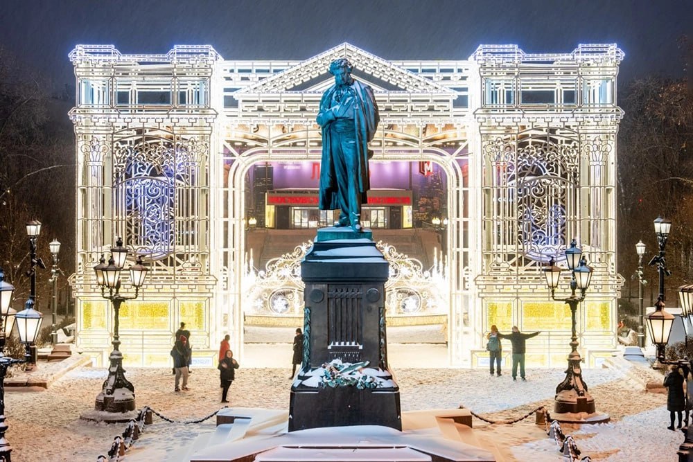 ВЦИОМ 90 москвичей довольны архитектурно художественной подсветкой города Жители столицы также проявляют интерес к тематическому световому оформлению мегаполиса 68 горожан ответили что замечали такие сценарии освещения 81 заявили о положительном отношении к этому говорится в исследовании ВЦИОМа Москвичи описывают освещение как современное технологичное оригинальное и разнообразное Подписаться на Говорит Москва Telegram VK MAX