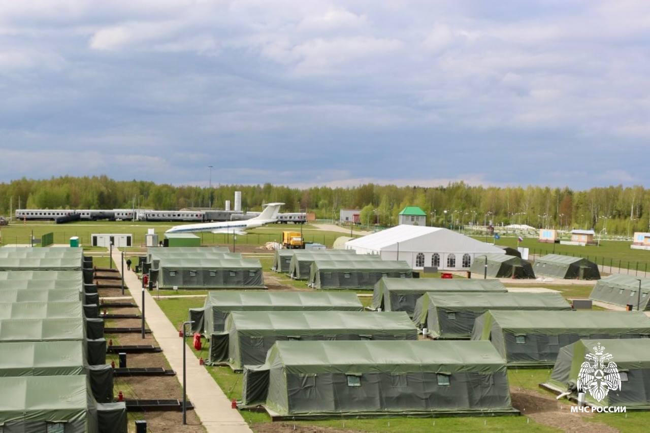  В Ногинском спасательном центре МЧС России действует лагерь для детей В честь 80-летия Великой Победы на базе ведомственного спасцентра в Подмосковье развернут детский военно-спортивный палаточный лагерь «Василевский». Проект реализуется Правительством Москвы совместно с МЧС России. Еще 1 июня лагерь встретил первую смену школьников 7–10 классов — победителей конкурсов и соревнований. Всего за лето организуются шесть смен, каждая - по две недели. Программа включает несколько направлений: огневую, противопожарную, психологическу подготовки. Юные участники примеряют профессии МЧС России: пожарного, спасателя-альпиниста, оператора БПЛА, кинолога и психолога. Под наставничеством сотрудников МЧС России: узнают правила безопасного туризма и поведения на воде; проходят огневую полосу, эвакуируют и спасают условно пострадавших; учатся управлять квадроциклом. Вместе с кинологом Ногинского СЦ Аленой Волковой и ее подопечной бордер-колли по кличке Мерси постигают основы взаимодействия со служебными собаками, узнают тонкости работы при поисково-спасательных операциях. Подробнее читай здесь. MAX