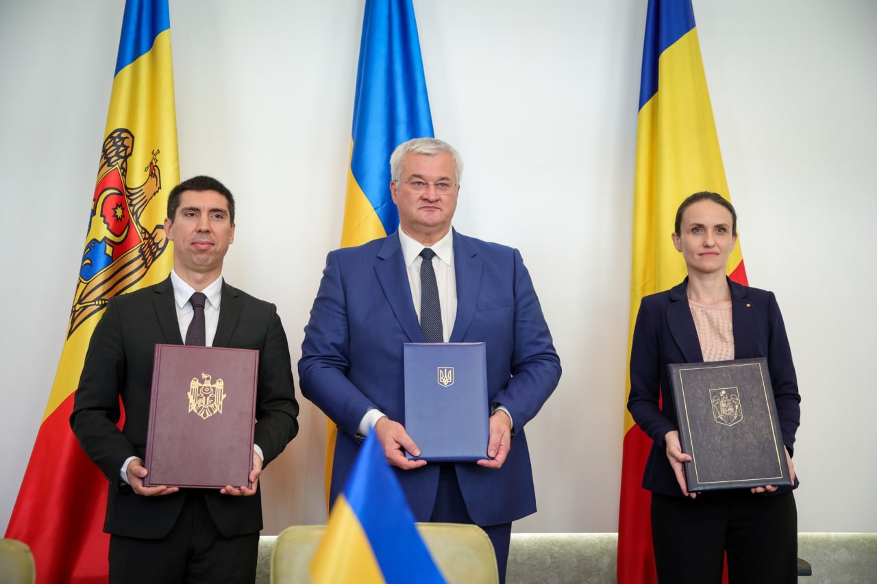 Трехсторонняя встреча глав МИД Молдовы, Украины и Румынии прошла в Черновцах.   В онлайн формате к встрече присоединились министры иностранных дел Литвы и Польши.   Основные темы: энергетическая безопасность, борьба с дезинформацией и гибридными угрозами.   Глава МИД Молдовы Михай Попшой заявил о запуске строительства четырех мостов через реку Прут.    По завершению встреч, стороны подписали совместную декларацию.